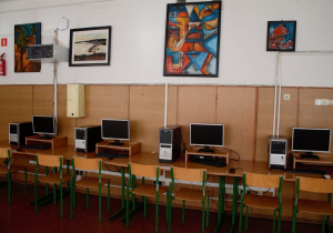 Komputery w sali informatycznej